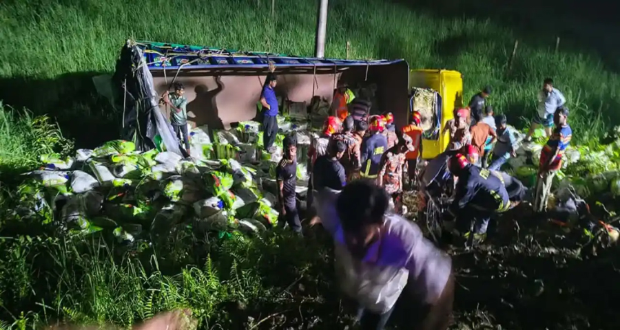 কুমিল্লায় ট্রাক খাদে পড়ে নিহত ৭