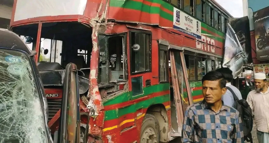 দুর্ঘটনায় দুমড়েমুচড়ে গেল ঢাবির বাস, আহত ৮