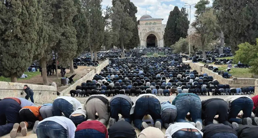৫ সপ্তাহ পর আল-আকসায় লক্ষাধিক মুসল্লির জুমা আদায়