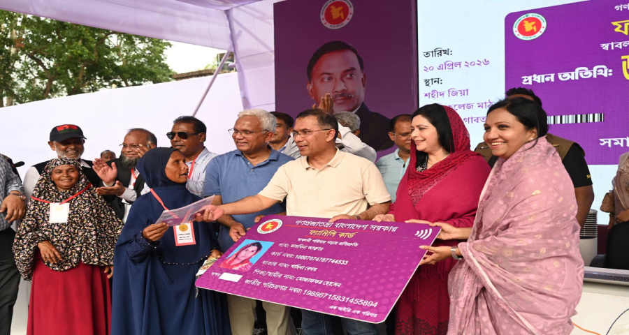 <span style='color:red;font-size:14px;'>বগুড়ার বাগবাড়ীতে প্রধানমন্ত্রী</span><br> নিজ বাড়ির মা-বোনদের ফ্যামিলি কার্ড দিতে পেরেছি