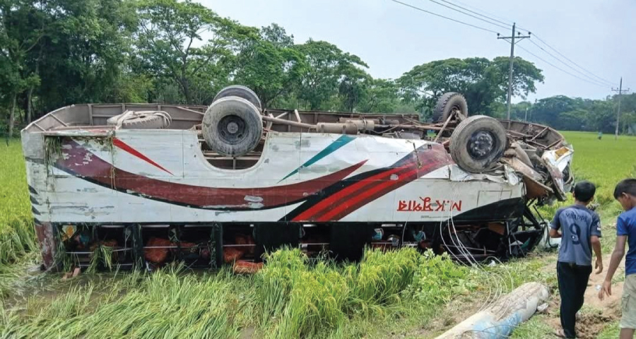 নান্দাইলে নিয়ন্ত্রণ হারিয়ে উল্টে গেল বাস, অতঃপর…