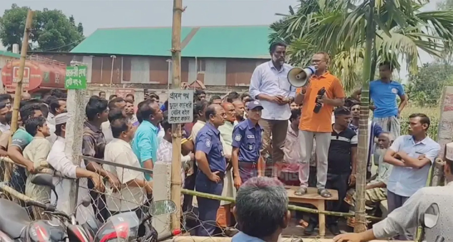 কাগজপত্রবিহীন চালকদের লাইন থেকে সরে যেতে বলায় ইউএনওকে ধাওয়া