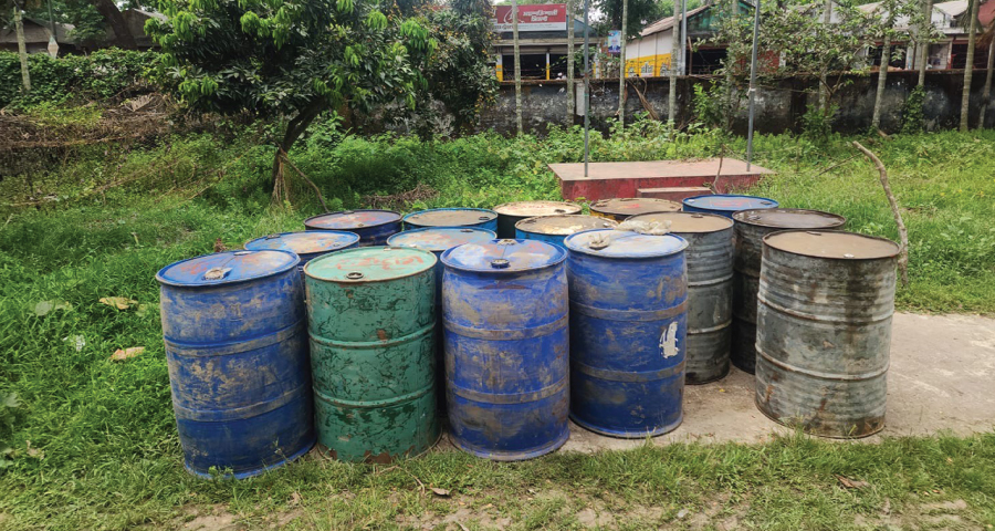 নদীর ঘাটে লুকানো ছিল ১৫ ব্যারেল তেল