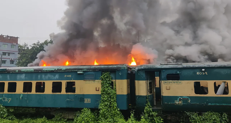 চট্টগ্রামে পরিত্যক্ত ট্রেনের দুই বগিতে আগুন, দেড় ঘণ্টায় নিয়ন্ত্রণ