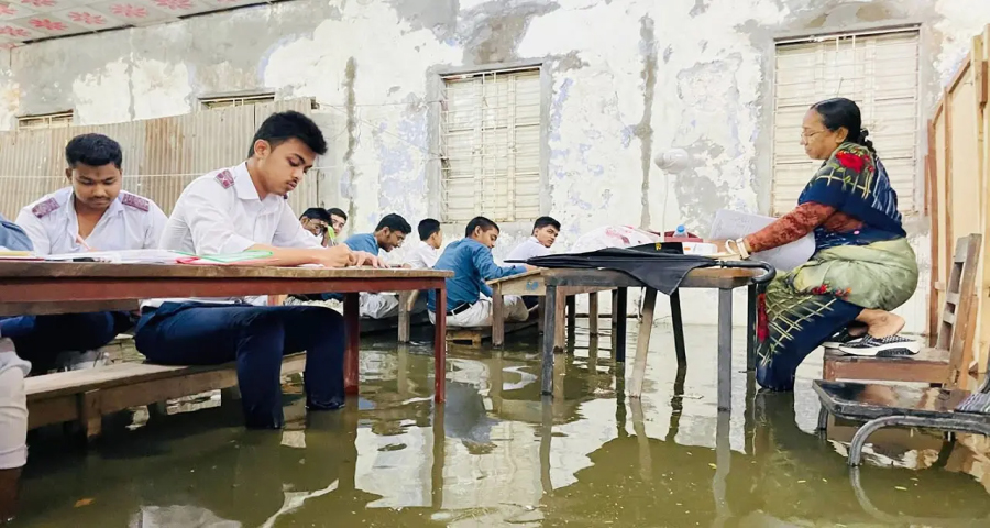 জলাবদ্ধতায় হাঁটু পানি, বেঞ্চে পা তুলে এসএসসি পরীক্ষা কুমিল্লায়