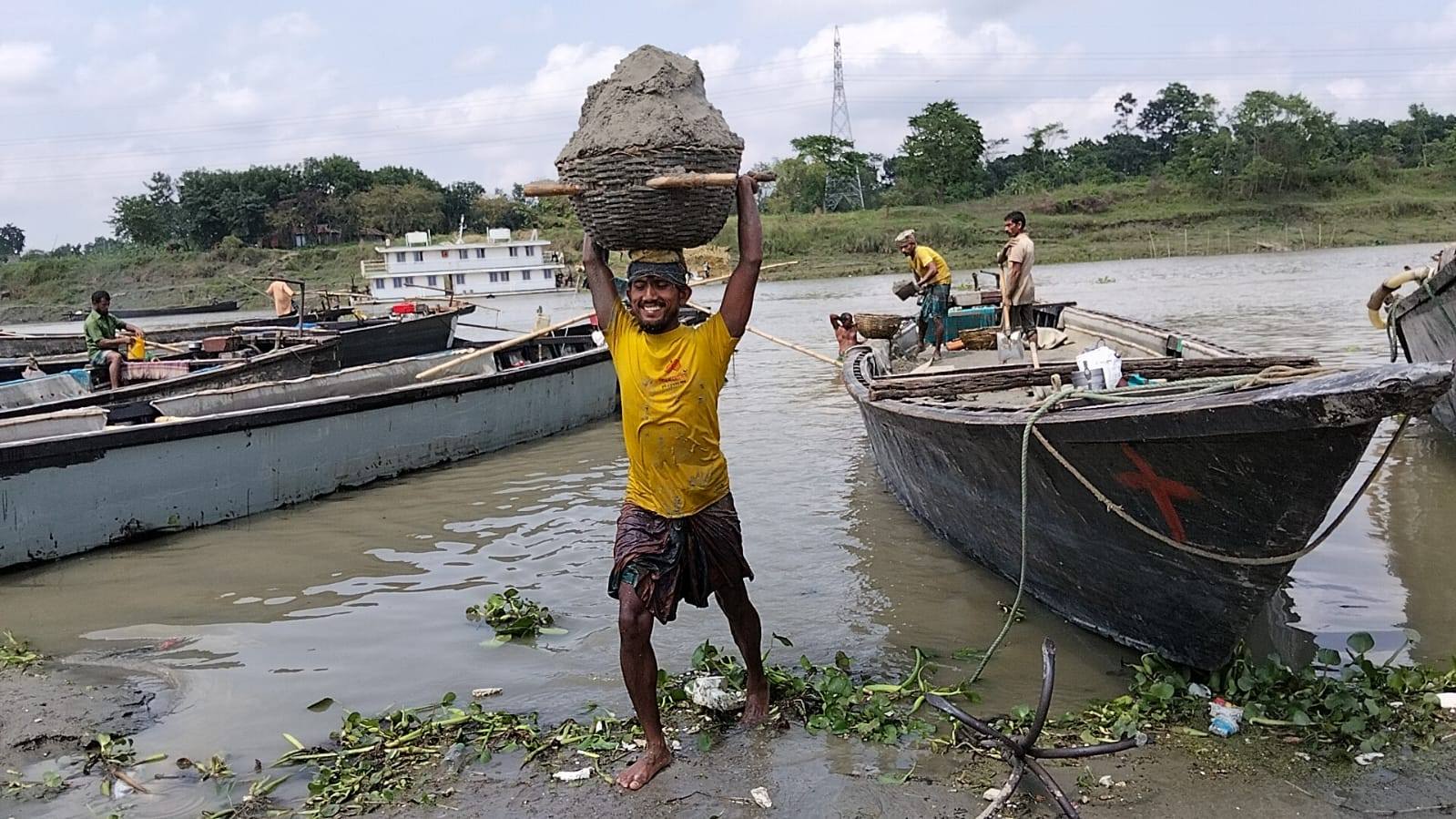 মহান মে দিবস আজ: শ্রমিক অধিকারের লড়াইয়ের স্মরণে বিশ্বজুড়ে পালন