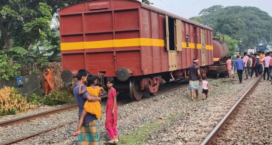 ঝিনাইদহে মালবাহী ট্রেন লাইনচ্যুত, ৫ ঘণ্টা বন্ধ ছিল উত্তরাঞ্চলের রেল যোগাযোগ