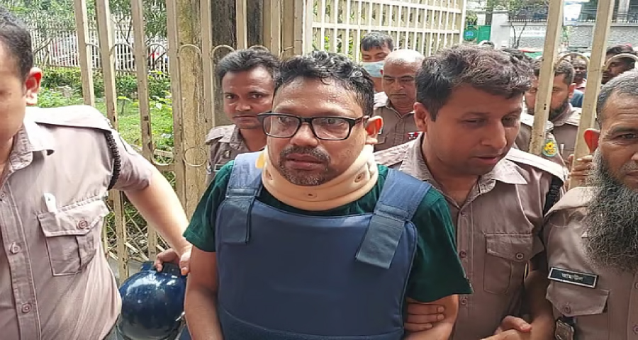 ঘাড়ে বেল্ট পরে আদালতে পলক, বললেন ‘হাসপাতাল থেকে এসেছি’