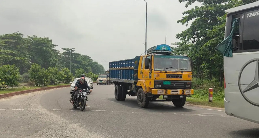 ঈদযাত্রায় সিরাজগঞ্জ মহাসড়কে বাড়ছে গাড়ির চাপ, নেই যানজট