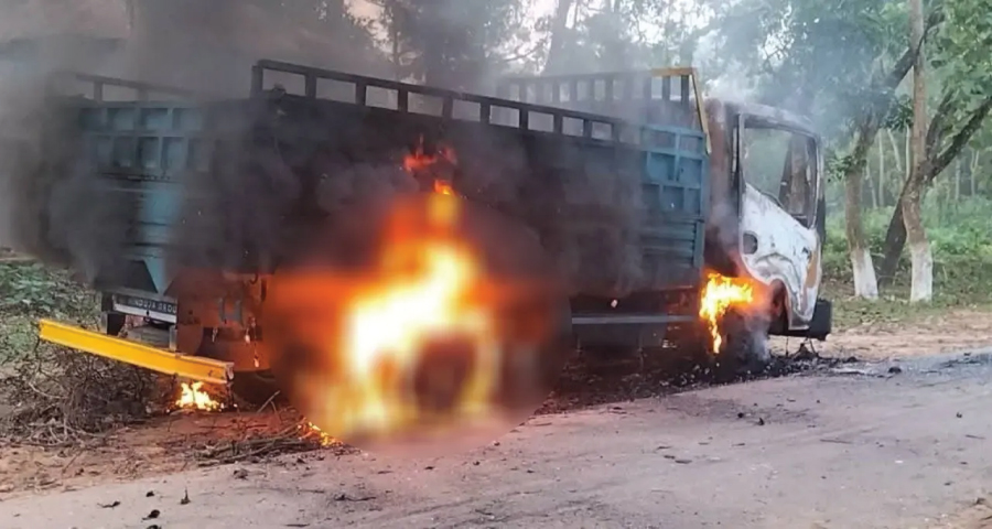 কালিয়াকৈরে গরুচোর সন্দেহে গণপিটুনিতে নিহত ৩, ট্রাকে আগুন