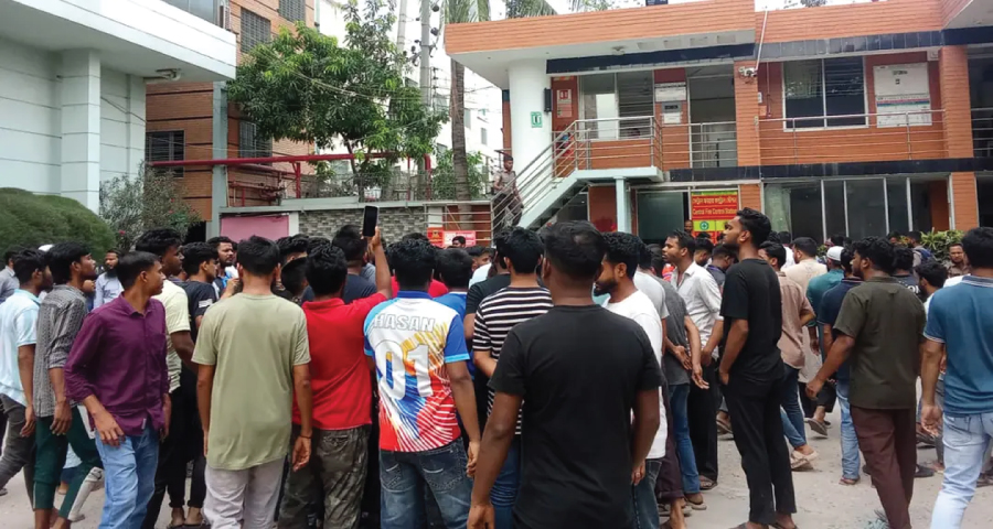 নারায়ণগঞ্জে পোশাক কারখানার স্টোররুমে এজিএমের ঝুলন্ত মরদেহ, শ্রমিকদের বিক্ষোভ