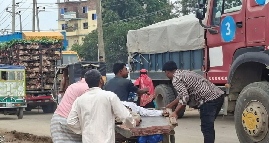 কর্মস্থলে যাওয়ার পথে সড়কে ঝরল ভূমি কর্মকর্তার প্রাণ