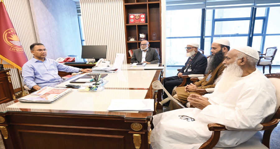 প্রধানমন্ত্রীর সঙ্গে ওয়াকফ প্রশাসক সাফিজ উদ্দিন আহমেদের সাক্ষাৎ