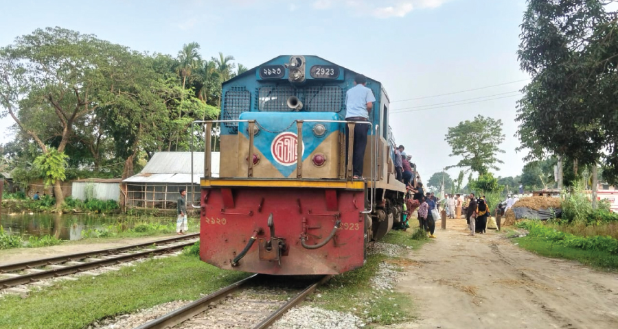 ত্রিশালে মোহনগঞ্জ এক্সপ্রেসের ইঞ্জিনে আগুন, বন্ধ ঢাকা-ময়মনসিংহ রেল চলাচল