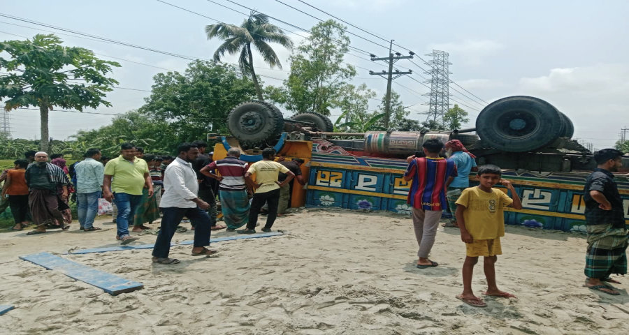 মুক্তাগাছায় ট্রাক-সিএনজি মুখোমুখি সংঘর্ষে নিহত ৪ নারী