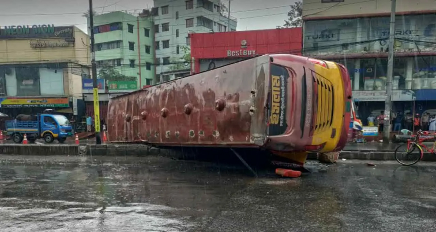 নর্দ্দায় বাস দুর্ঘটনা, ডিভাইডার ভেঙে বিপরীত লেনে উঠে নিহত ৪