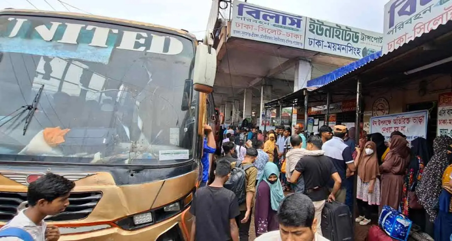 ঈদের আগমুহূর্তে মহাখালীতে যাত্রীর ঢল, অতিরিক্ত ভাড়া নিয়ে অভিযোগ