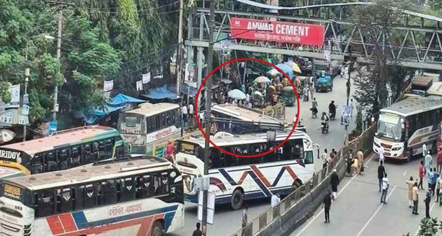 ঢাকার সড়কে যাত্রীবাহী বাস উল্টে প্রাণ গেল হেলপারের