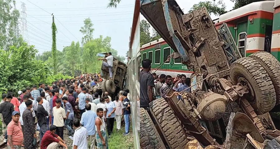 চট্টগ্রামে ট্রাকের সঙ্গে ট্রেনের ধাক্কা, বড় দুর্ঘটনা থেকে রক্ষা