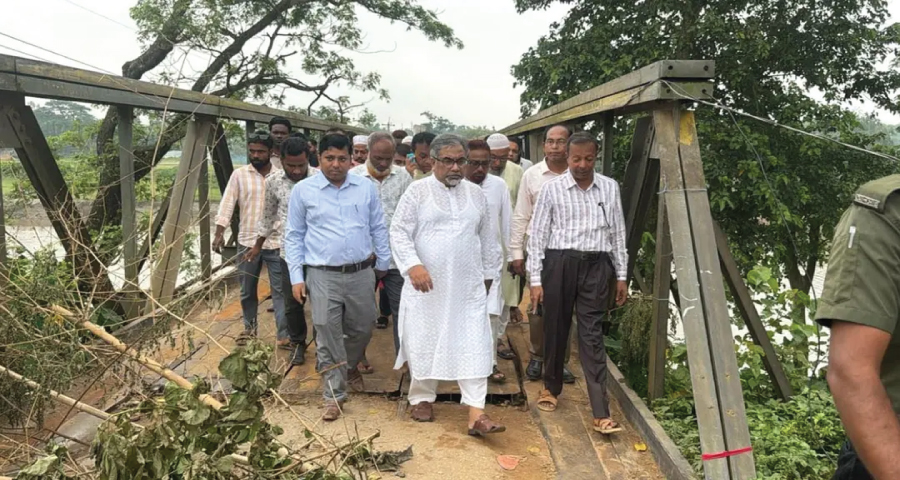 ধোবাউড়া বেইলি ব্রিজ ভেঙে যোগাযোগ বিচ্ছিন্ন, পরিদর্শনে জেলা পরিষদ প্রশাসক