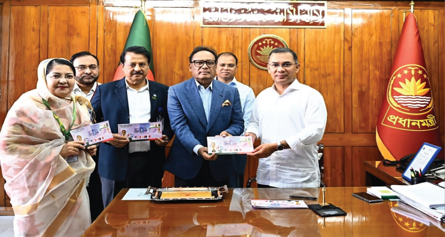 বিশ্বকাপ ফুটবল উপলক্ষ্যে ১০ টাকা মূল্যমানের স্মারক ডাকটিকিট উন্মোচন