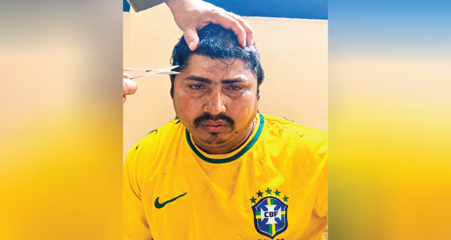 ব্রাজিলের জার্সি গায়ে মসজিদের জুতা চুরি, চুল কেটে দিল জনতা