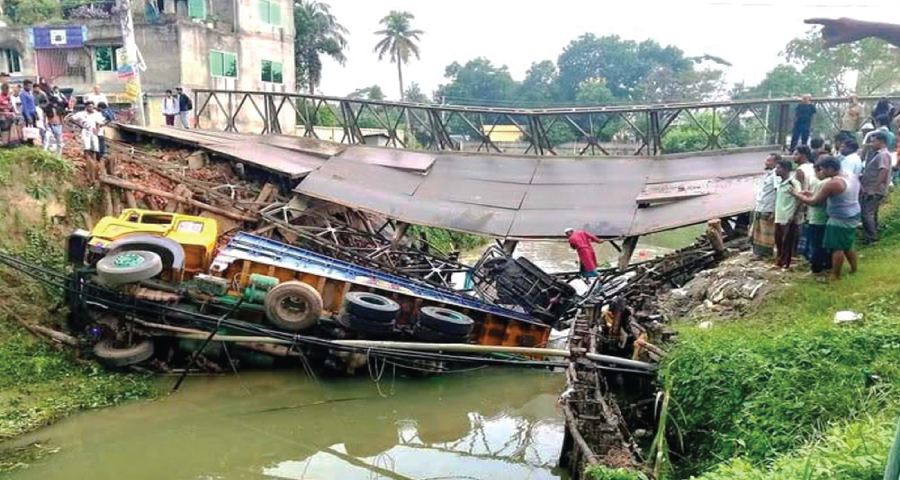 বেইলি সেতু ভেঙে ট্রাক খালে, অতঃপর…