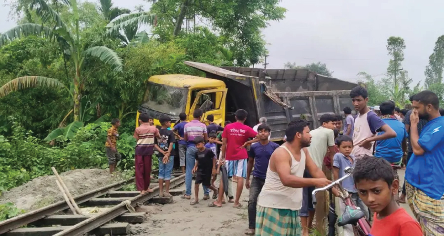 লাইনের ওপর বালুভর্তি ট্রাক, কুড়িগ্রামে রেল যোগাযোগ বন্ধ