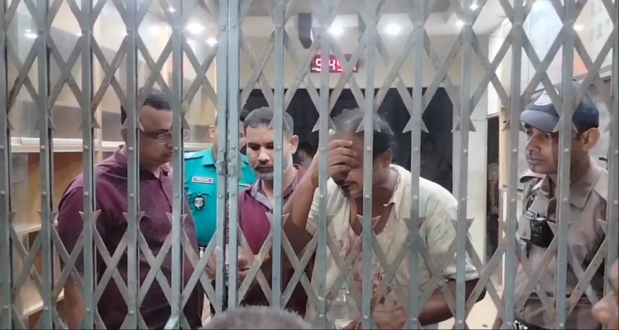 থানার ভেতরে স্বেচ্ছাসেবক দল নেতাকে বেধড়ক মারধর, ৩ পুলিশ প্রত্যাহার