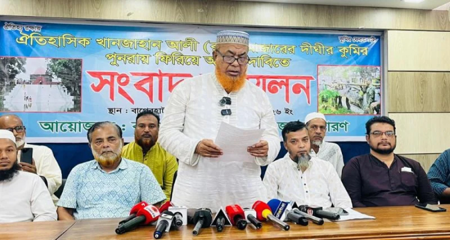 বাগেরহাটে মাজারের দিঘিতে কুমির ফেরত দেওয়ার দাবি