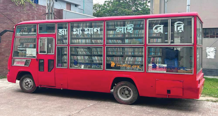 বিশ্বসাহিত্য কেন্দ্রের ভ্রাম্যমাণ পাঠাগার থেকে শেখ মুজিব-হাসিনা সম্পর্কিত বই জব্দ