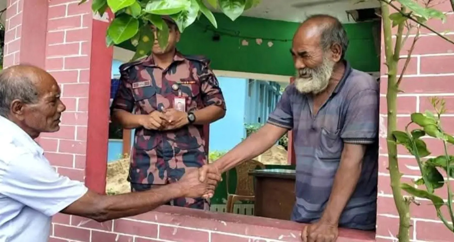 জামালপুর সীমান্তে পুশইন করা সেই বৃদ্ধকে পরিবারের কাছে হস্তান্তর