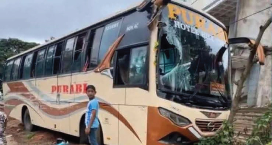 চট্টগ্রামে দুই বাসের মুখোমুখি সংঘর্ষে কলেজ ছাত্রীর মৃত্যু
