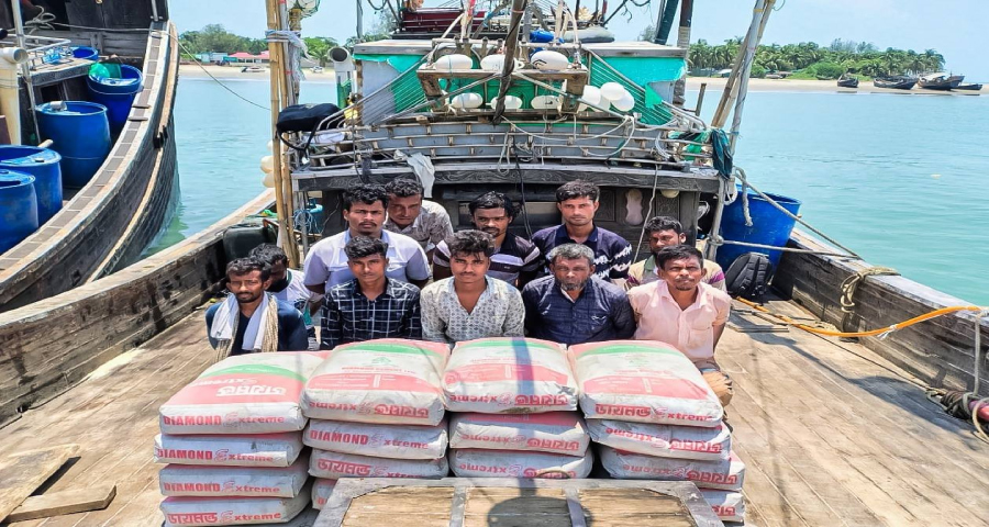 মায়ানমারে পাচারকালে সিমেন্ট বোঝাই দুটি বোটসহ ২০ জনকে আটক করেছে নৌবাহিনী