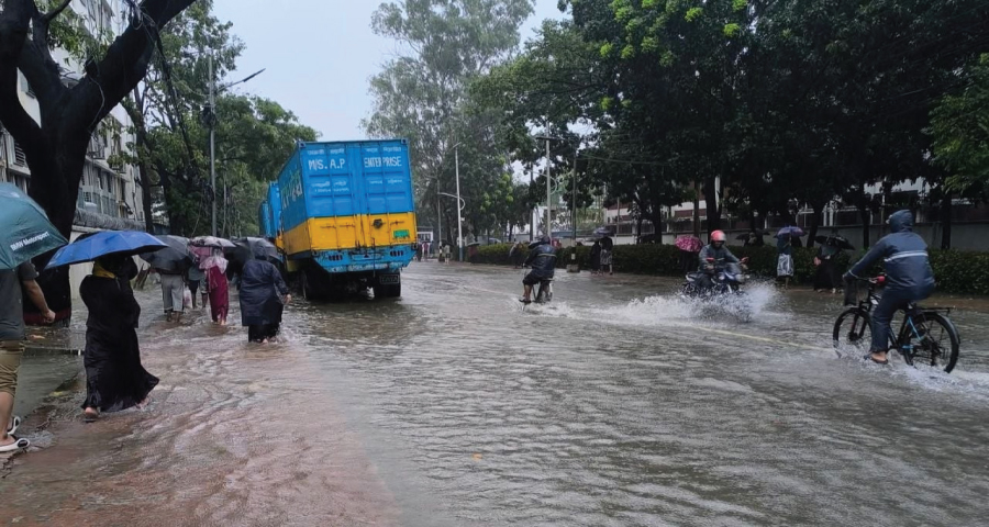 টানা বৃষ্টিতে চট্টগ্রাম নগরজুড়ে জলাবদ্ধতা, বাসাবাড়িতে পানি