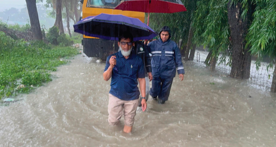 চট্টগ্রামে জলাবদ্ধতায় ক্ষতিগ্রস্ত রেলপথ পরিদর্শনে রেলপথ ও সড়ক পরিবহন প্রতিমন্ত্রী