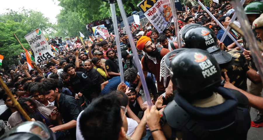 দিল্লিতে ককরোচ পার্টি-পুলিশ সংঘর্ষ : ১১৮ পুলিশ আহত, ৭০ ‘ককরোচ’ গ্রেপ্তার