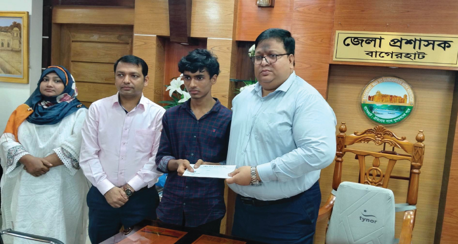 ইকনকে আর্থিক সহায়তা দিলেন বাগেরহাট জেলা প্রশাসক