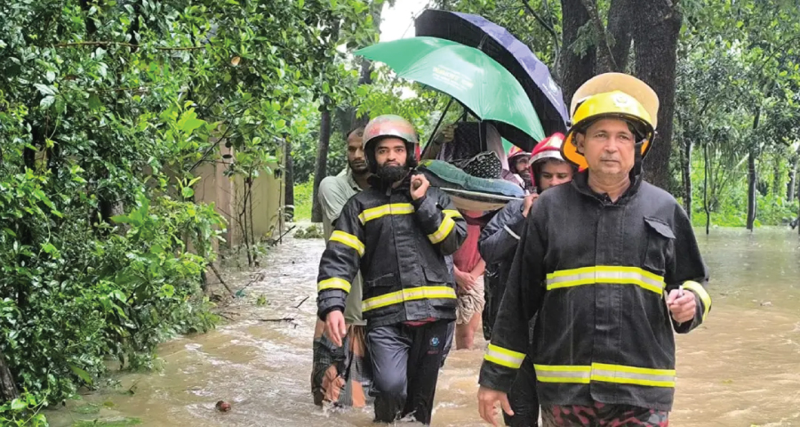চট্টগ্রামে বুকসমান পানি পেরিয়ে প্রসূতিকে উদ্ধার করল ফায়ার সার্ভিস