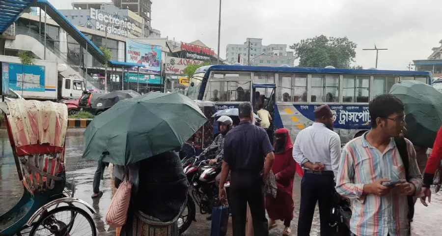 বৃষ্টি থামার নাম নেই, পথে পথে দুর্ভোগে রাজধানীবাসী