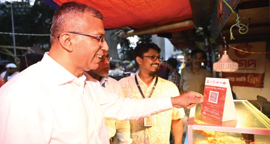 পকেটে ছিল না নগদ টাকা, কিউআর স্ক্যানেই চা, মোগলাই ও সবজি কিনলেন গভর্নর