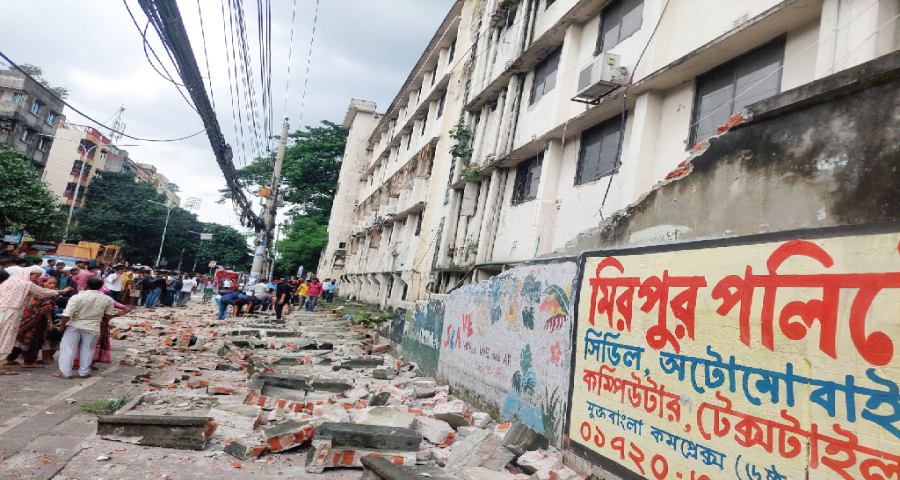 রাজধানীতে টিসিবির পণ্য কেনার সময় দেয়াল ধস, নিহত ২