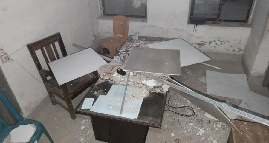 থানায় ছাদের পলেস্তারা ধসে পুলিশ কর্মকর্তা আহত
