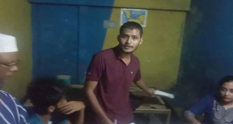 চা দোকানে বন্ধুদের নিয়ে এইচএসসির খাতা দেখছিলেন শিক্ষক, উত্তরপত্রসহ ধরা