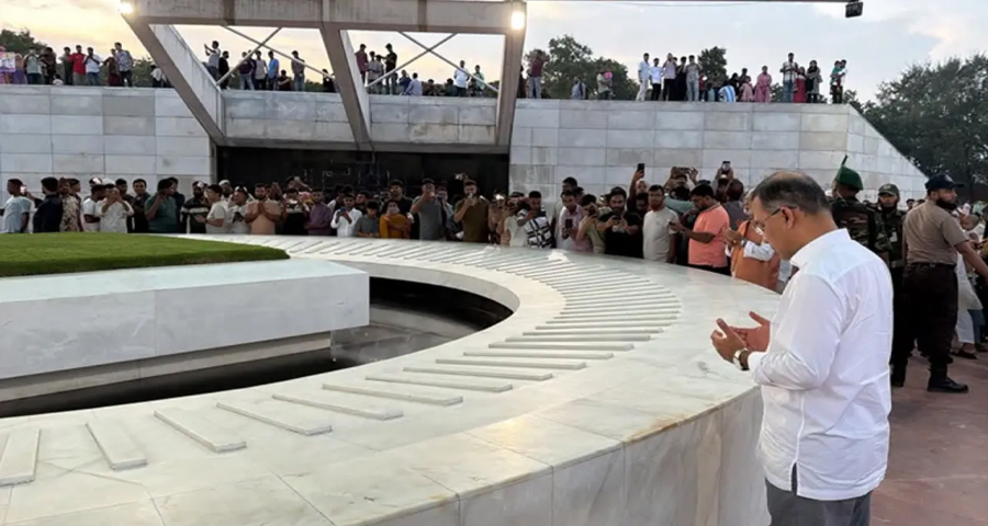 মা-বাবার কবর জিয়ারত করলেন প্রধানমন্ত্রী