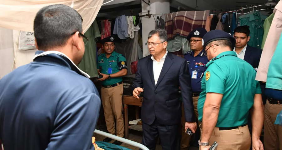 তেজগাঁও থানায় আকস্মিক পরিদর্শনে স্বরাষ্ট্রমন্ত্রী