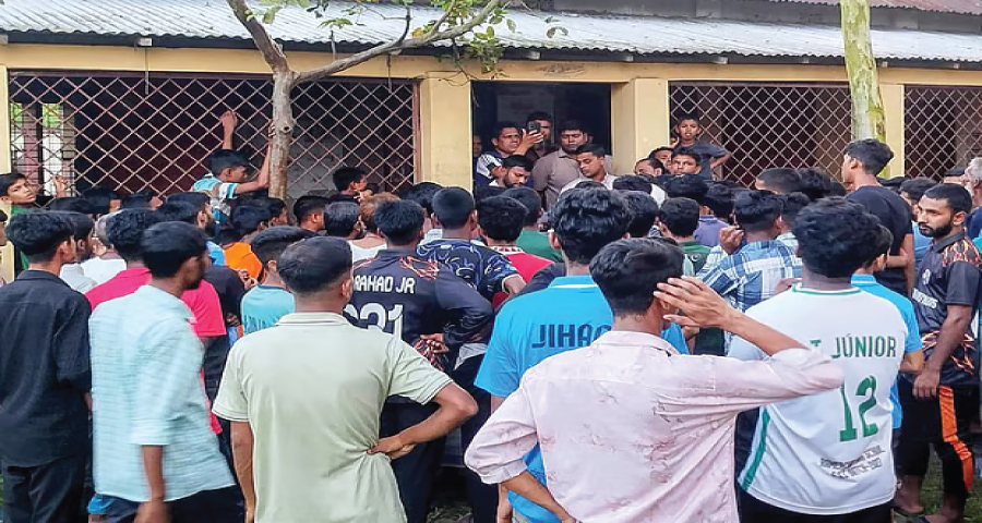 শেরপুরে শিক্ষকদের কক্ষে রেখে তালা ঝুলিয়ে দেয় ফেল করা শিক্ষার্থীরা