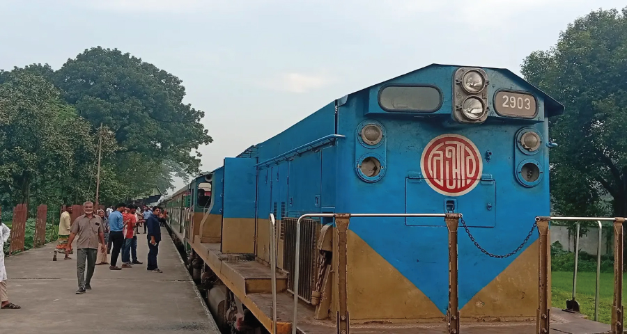 ইসলামপুরে ইঞ্জিন বিকল, আড়াই ঘণ্টা পর ঢাকার পথে ব্রহ্মপুত্র এক্সপ্রেস