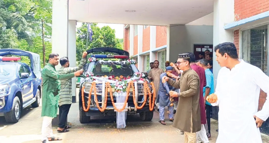 সহকর্মীদের ভালোবাসায় ফুলে সাজানো গাড়িতে পুলিশ সদস্যের অবসরযাত্রা