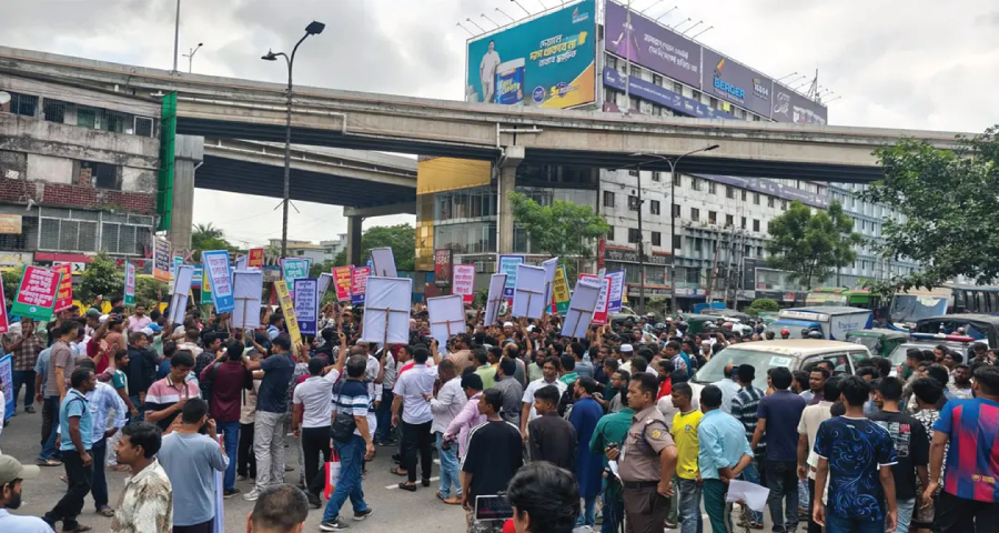 অবৈধতার বৈধতা দাবিতে বনানীর সড়কে স্লিপার বাসের মালিকরা